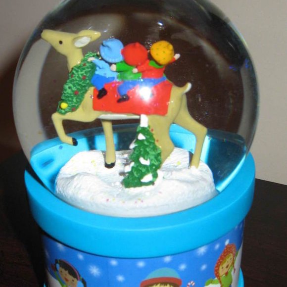 Musical Globe with Snow Sound Light & Motion Snow Dome - Picture 1 of 4